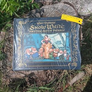 Walt Disney's Snow White and the Seven Dwarfs Book